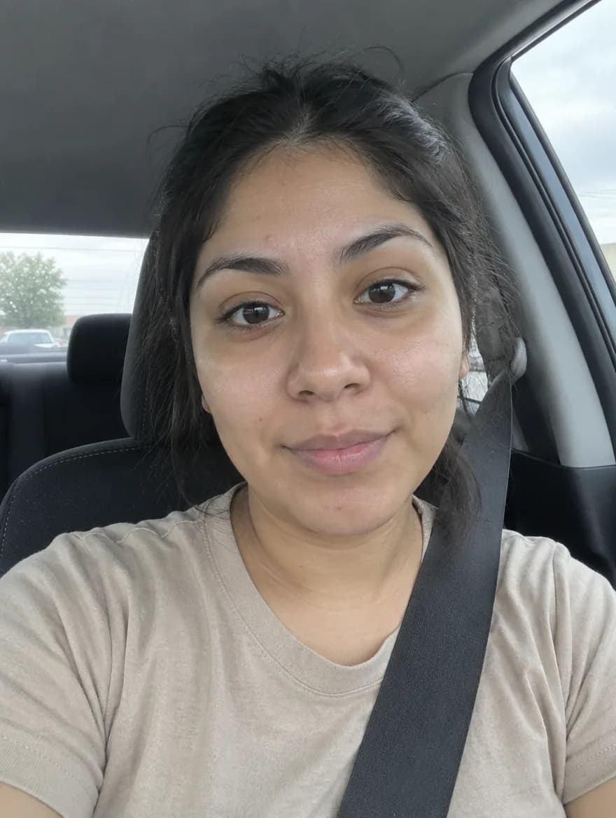 Antes: selfie en el coche, sin maquillaje, cabello recogido y playera beige