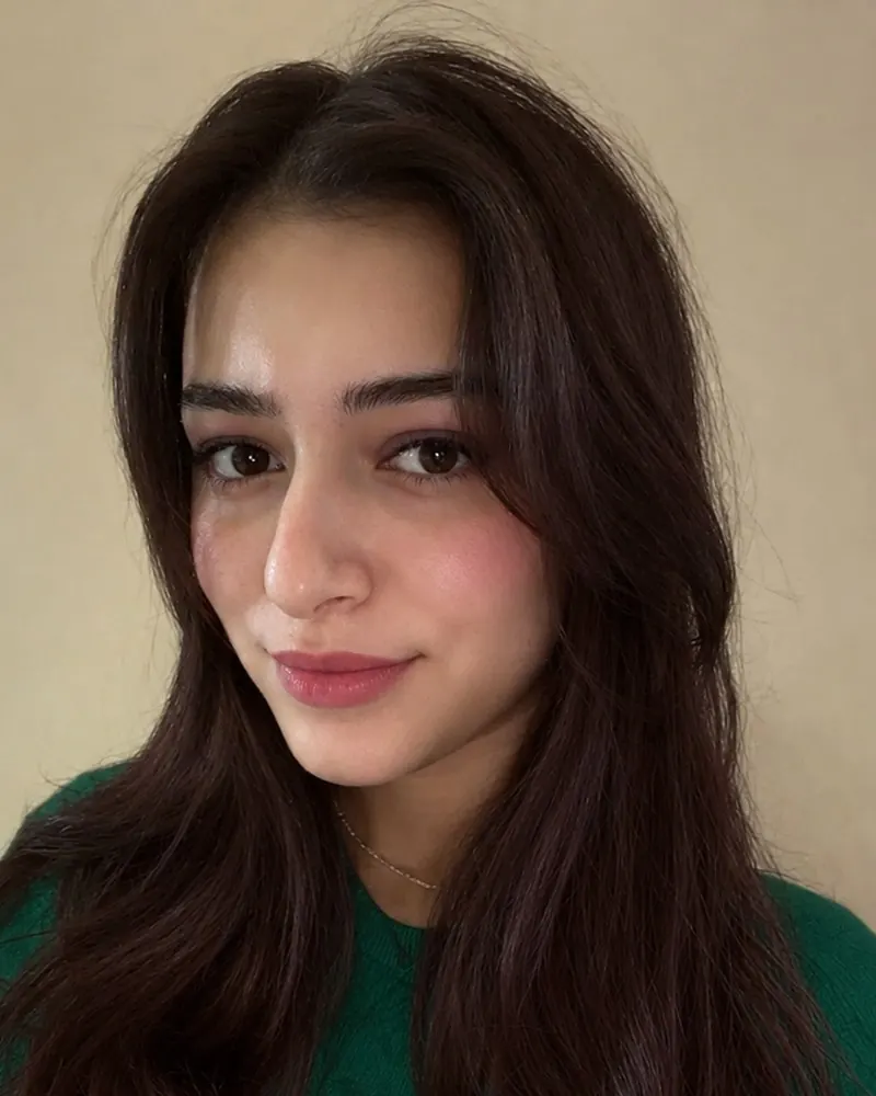Después: propuesta digital de su look Invierno Profundo, con cabello, maquillaje y prenda de su paleta; la cara es la misma