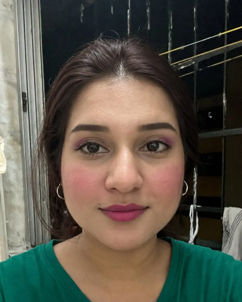 Después: propuesta digital de su look Invierno Profundo, con cabello, maquillaje y prenda de su paleta; la cara es la misma
