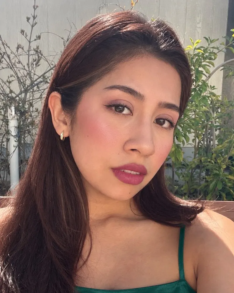 Después: propuesta digital de su look Invierno Profundo, con cabello, maquillaje y prenda de su paleta; la cara es la misma
