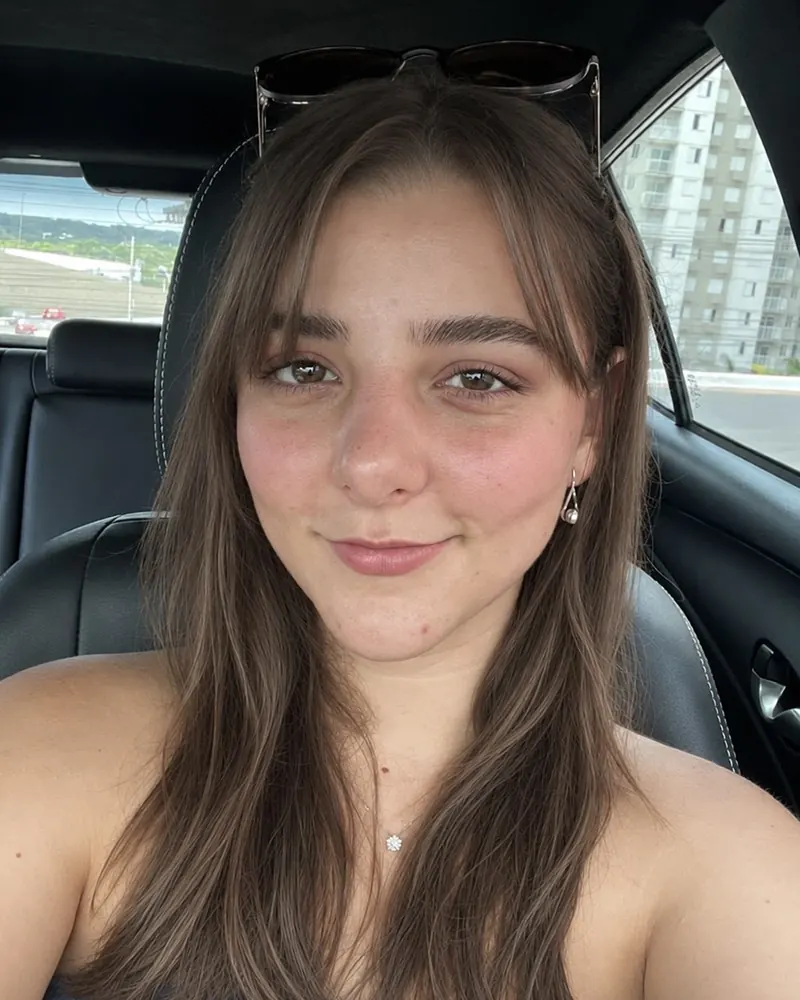Después: propuesta digital de su look Verano Suave, con cabello, maquillaje y prenda de su paleta; la cara es la misma