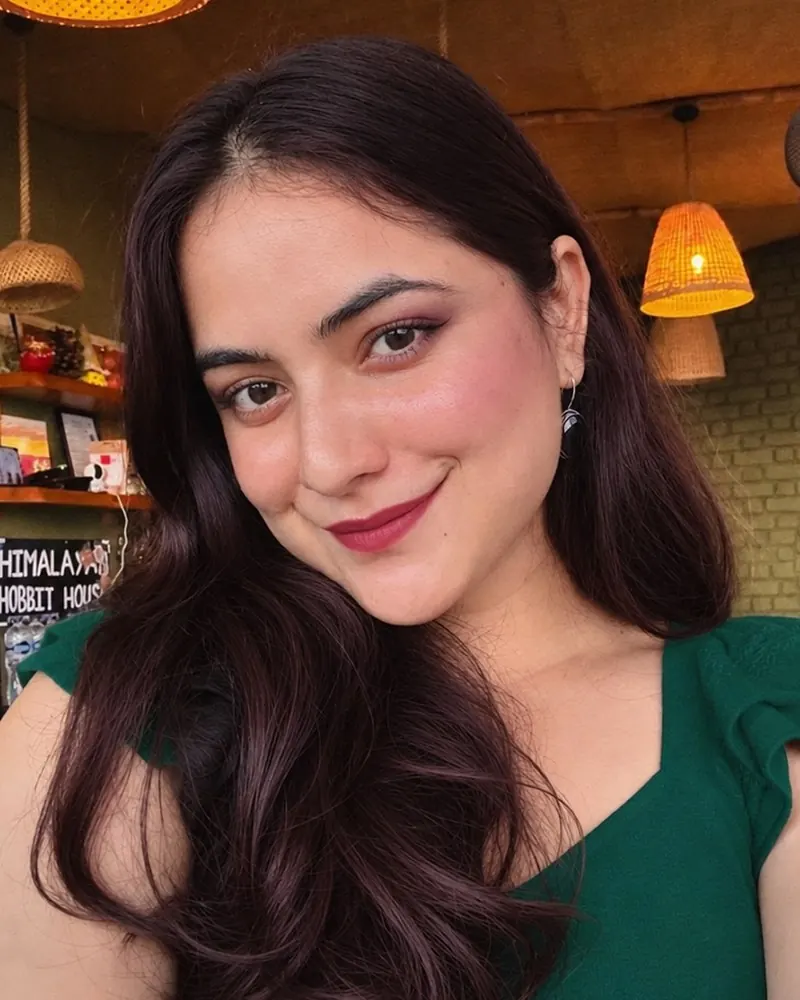 Después: propuesta digital de su look Invierno Profundo, con cabello, maquillaje y prenda de su paleta; la cara es la misma
