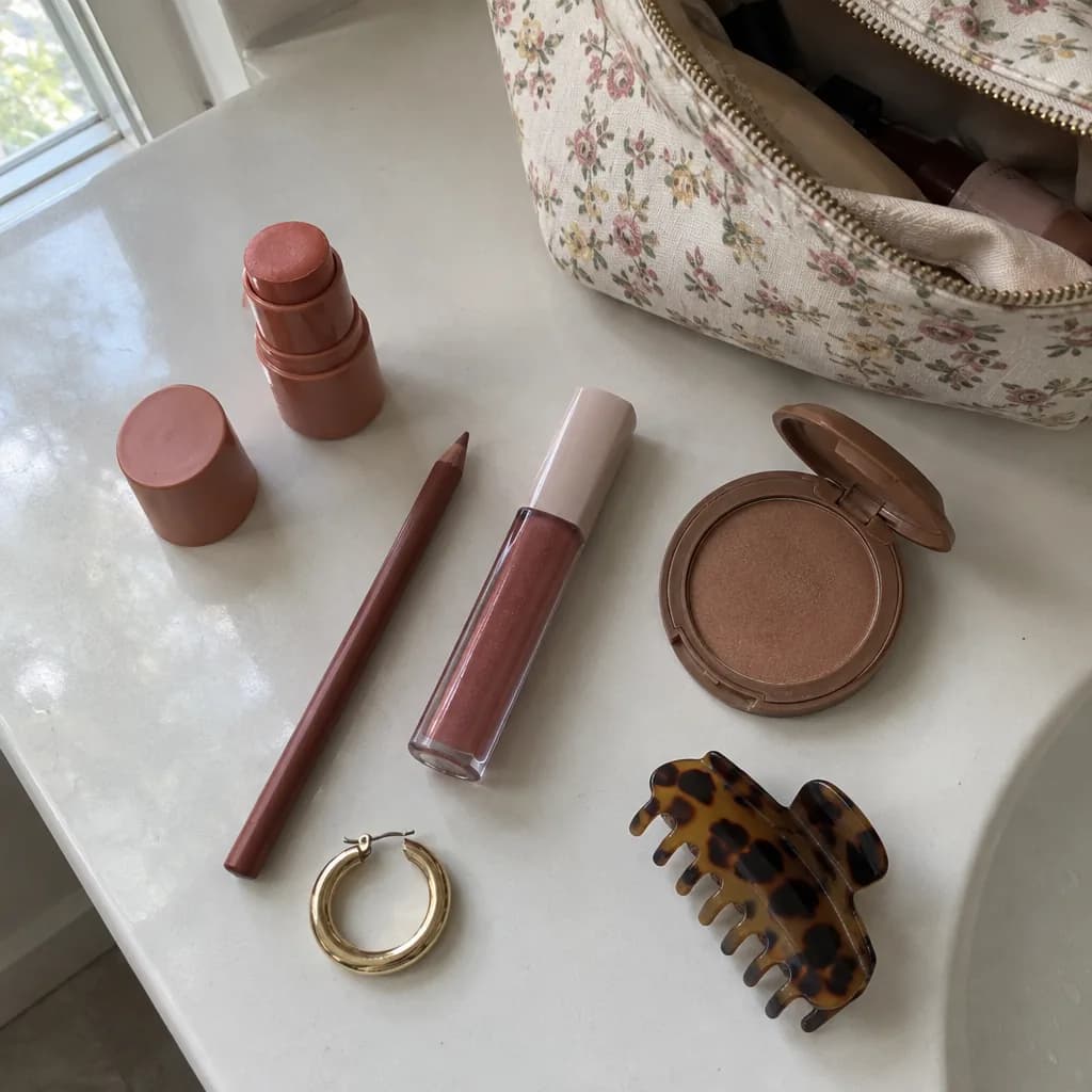 Rubor terracota, delineador café, brillo rosado, bronceador y un pasador de carey